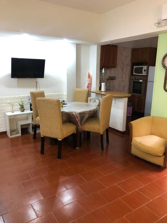 eine Küche und ein Esszimmer mit einem Tisch und Stühlen in der Unterkunft King & Queen in Buenos Aires