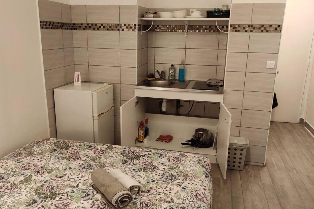 Kuchyňa alebo kuchynka v ubytovaní 30 Dajot Studio Apartment - 01