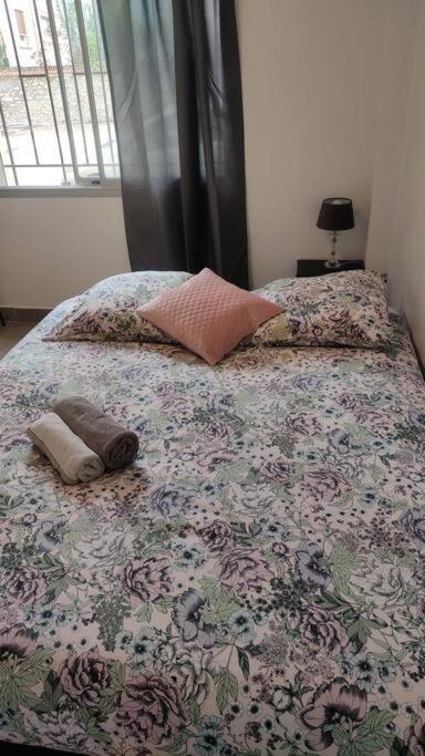Posteľ alebo postele v izbe v ubytovaní 30 Dajot Studio Apartment - 01