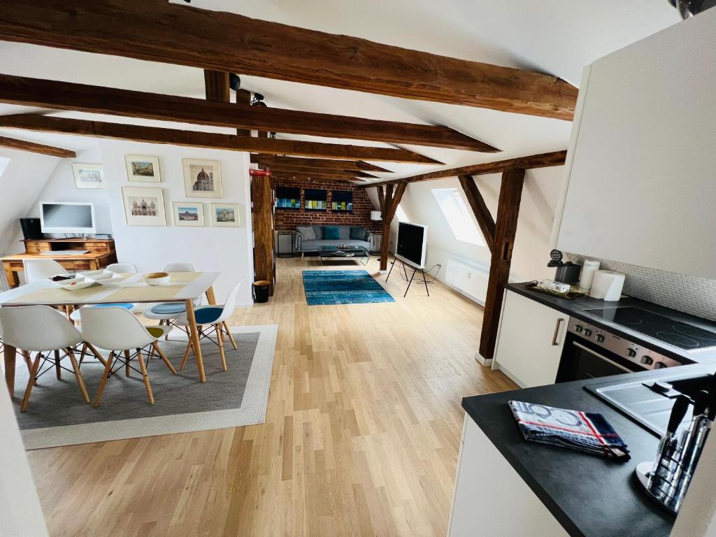 een keuken en woonkamer met een tafel en stoelen bij See Igel Sjöborre in Wismar