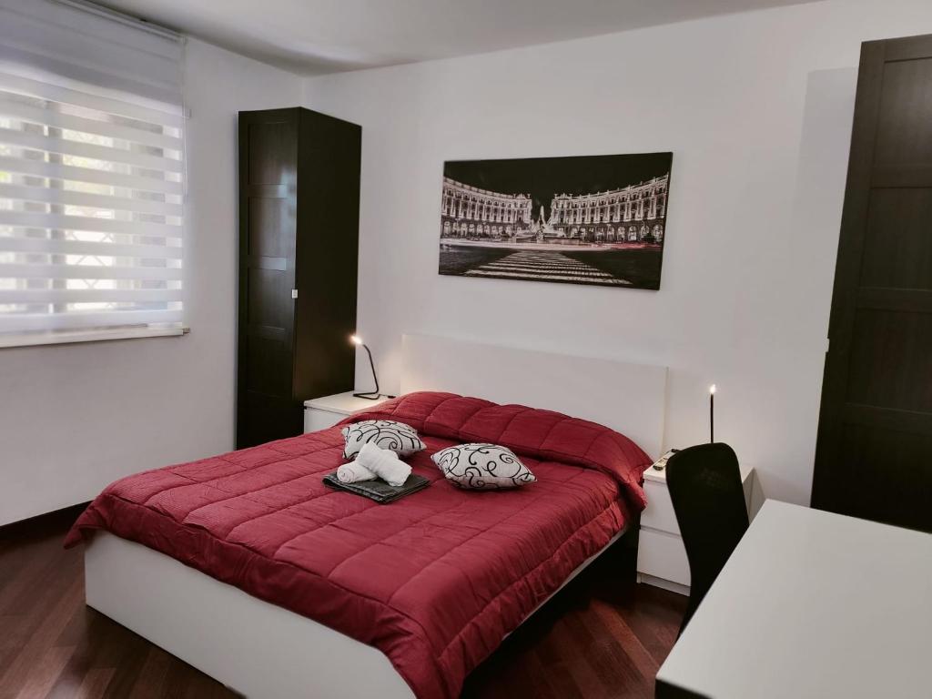 sypialnia z czerwonym łóżkiem i czerwonym kocem w obiekcie Ada’s Garden House w Rzymie