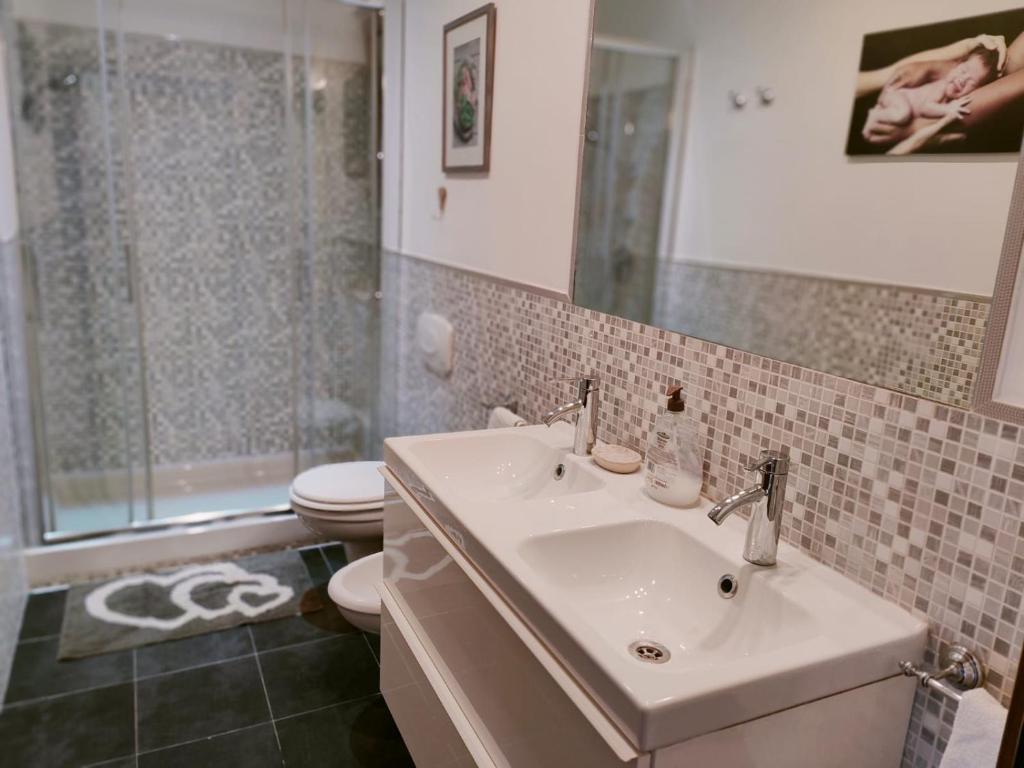 łazienka z umywalką, toaletą i prysznicem w obiekcie Ada’s Garden House w Rzymie