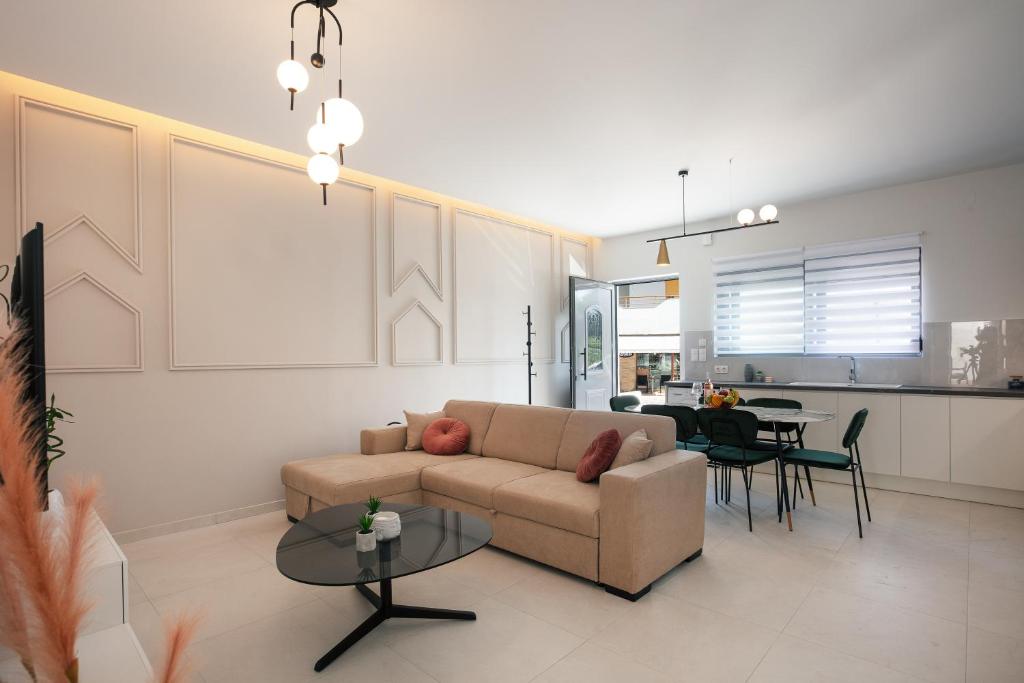 uma sala de estar com um sofá e uma mesa em Kalopsia Home em Rethymno Town