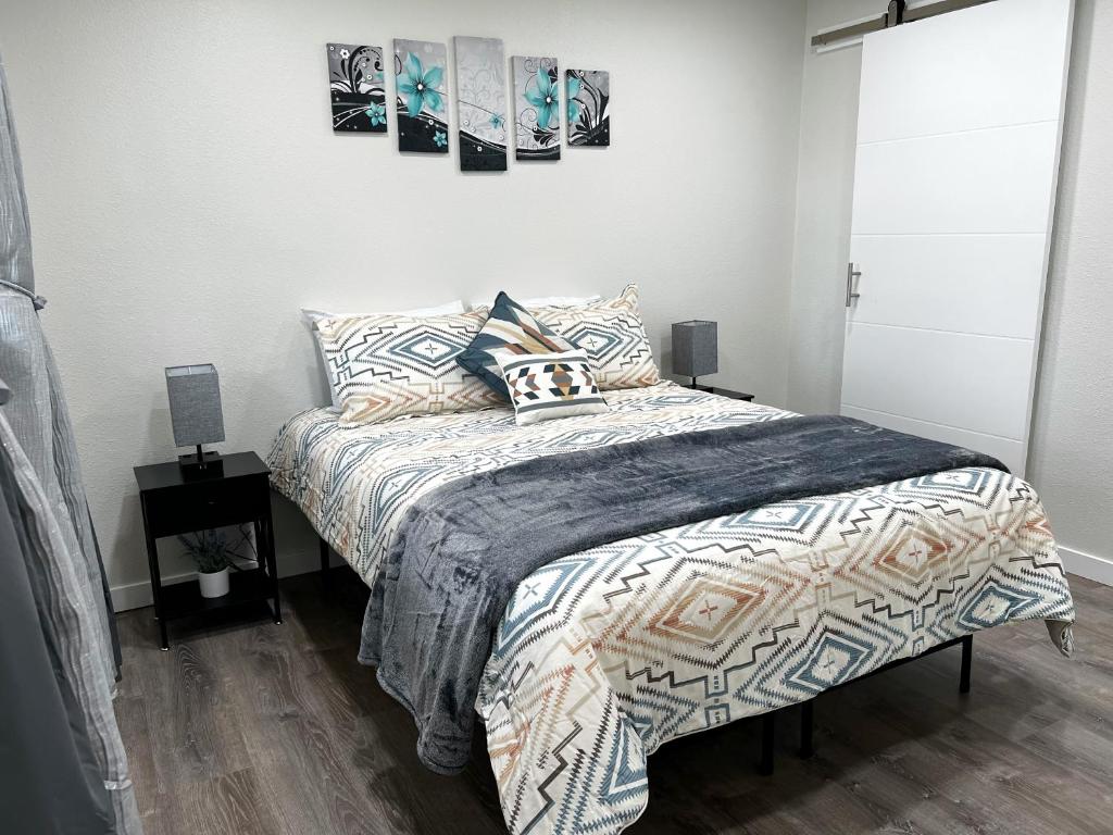 安克拉治的住宿－Anchorage midtown apartment- Wyoming 1，一间卧室配有一张带毯子和枕头的床。