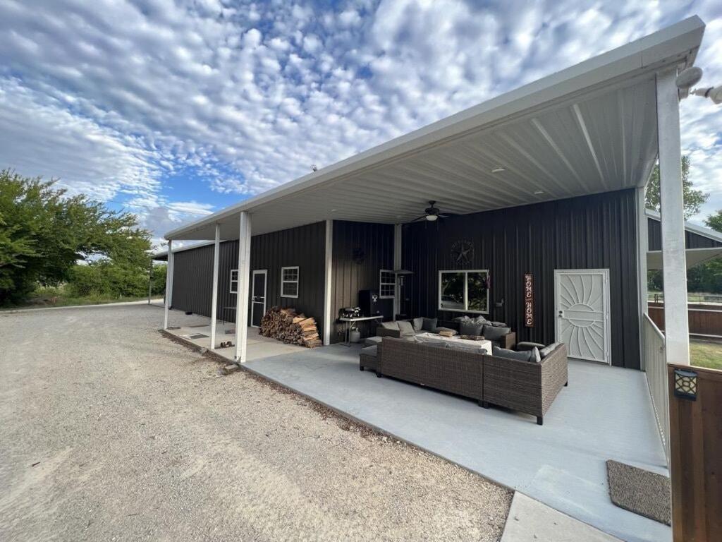 Un garaje con un sofá al costado. en Guest Home on Lake Godstone, en Jacksboro