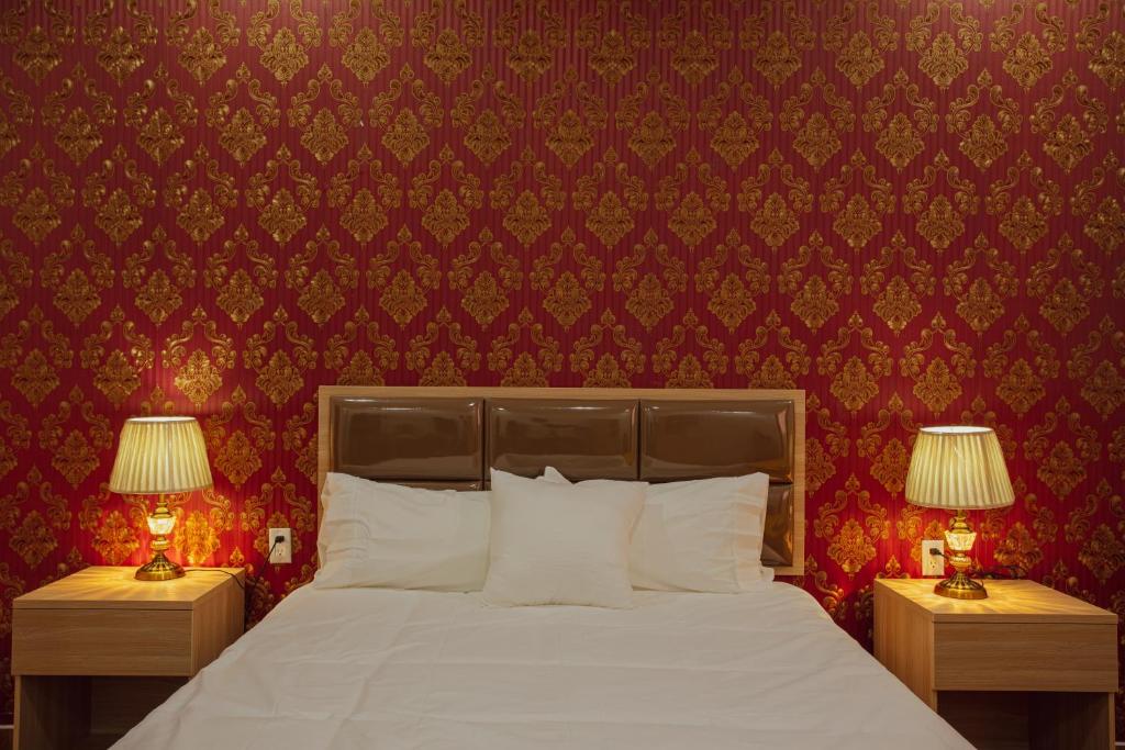 sypialnia z łóżkiem i 2 lampkami na stołach w obiekcie July AirBnB w mieście Lower Princeʼs Quarter