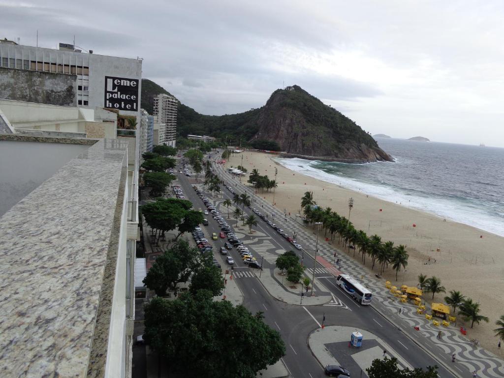 uma vista para uma rua e uma praia com carros em Apartment Atlantica no Rio de Janeiro