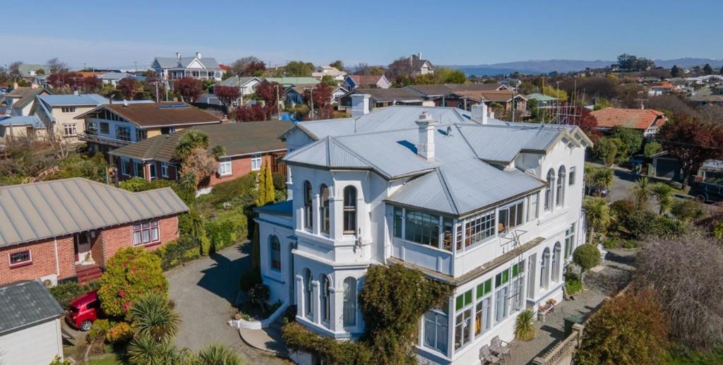 uma vista aérea de uma casa grande num bairro residencial em Braemar House em Oamaru