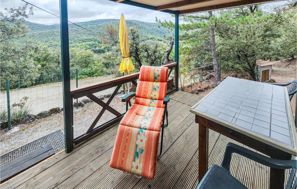una mesa y sillas en una terraza con mesa y sombrilla en 2 Bedroom Lovely Home In Ferrires-poussarou, en Ferrières-Poussarou