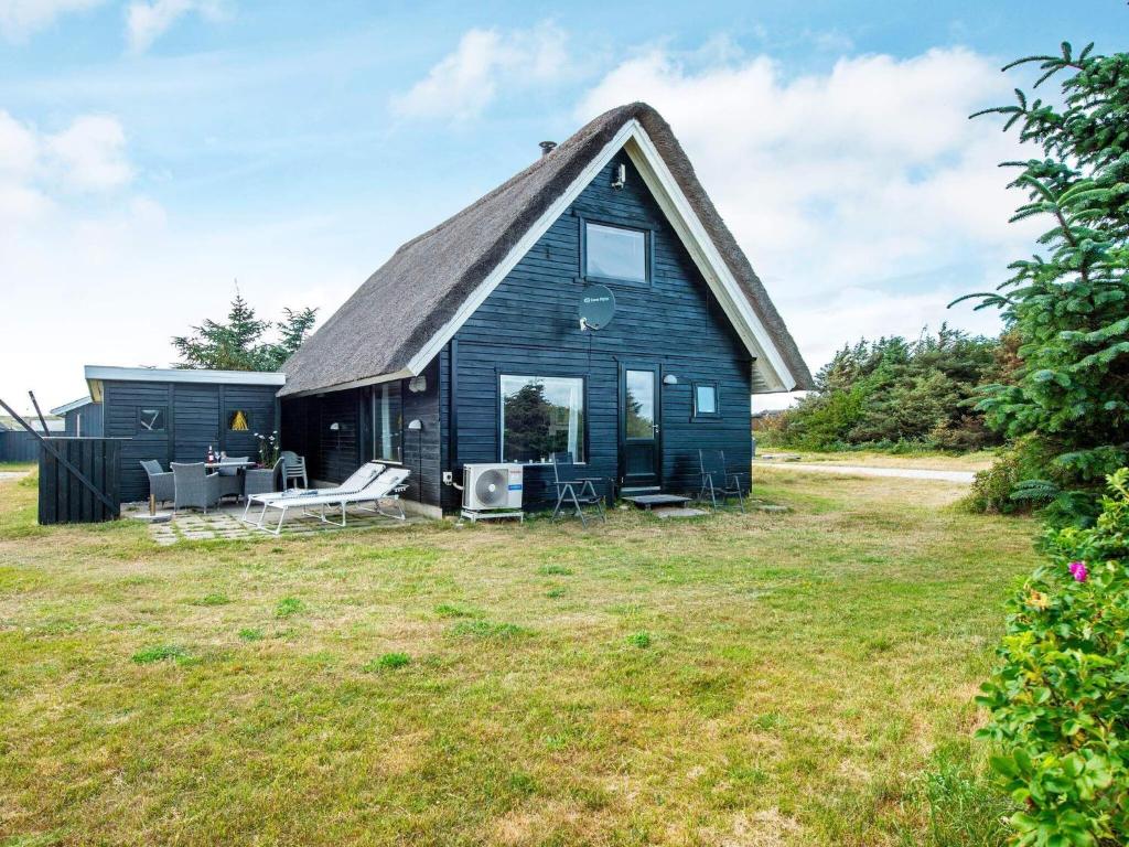 Harboørにある5 person holiday home in Harbo reの茅葺き屋根の黒家