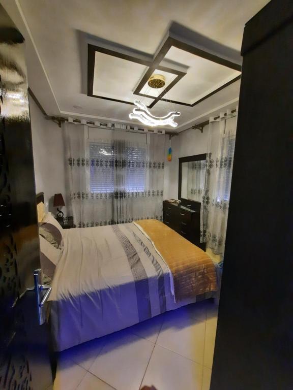 1 dormitorio con 1 cama grande en una habitación en اقامة سهيلة, en Nador