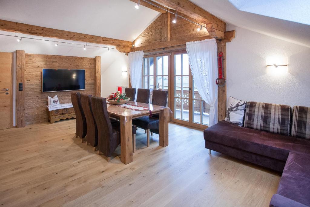 Televízia a/alebo spoločenská miestnosť v ubytovaní Appartement Kichelerhof
