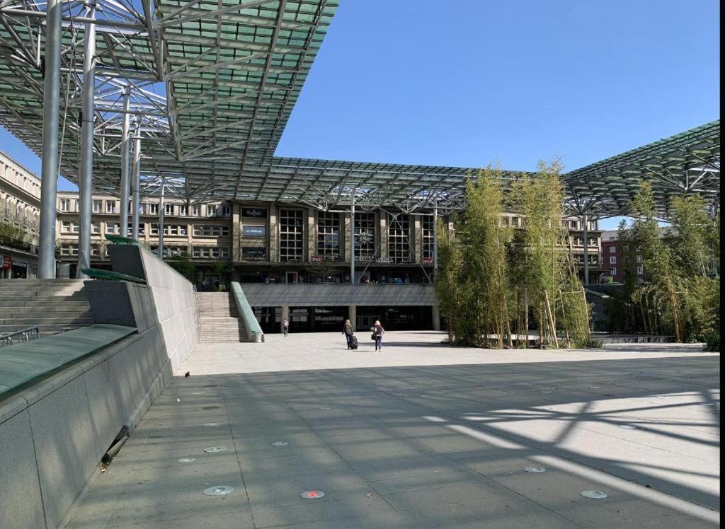 un gran edificio con gente caminando delante de él en STUDIO COSY HYPER CENTRE GARE AMIENS WIFI NETFLIX 2 PERS, en Amiens