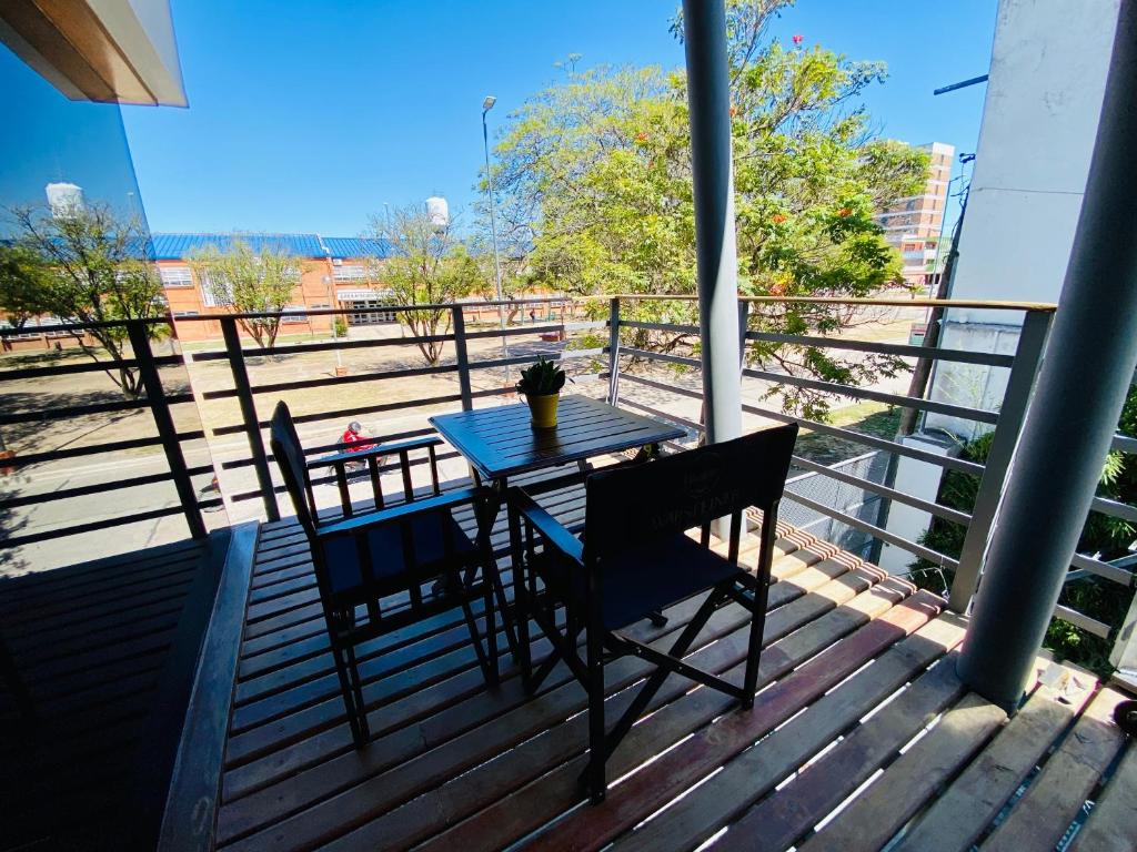 een tafel en twee stoelen op een terras met uitzicht op de stad bij Plaza Departamentos Temporarios in Formosa