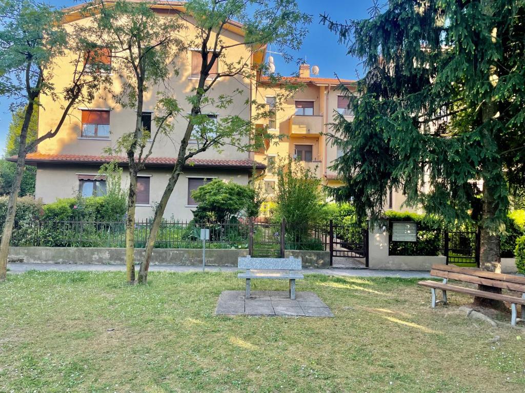 Grazioso appartamento in residence a due passi dal parco di Monza con posto auto - Housity