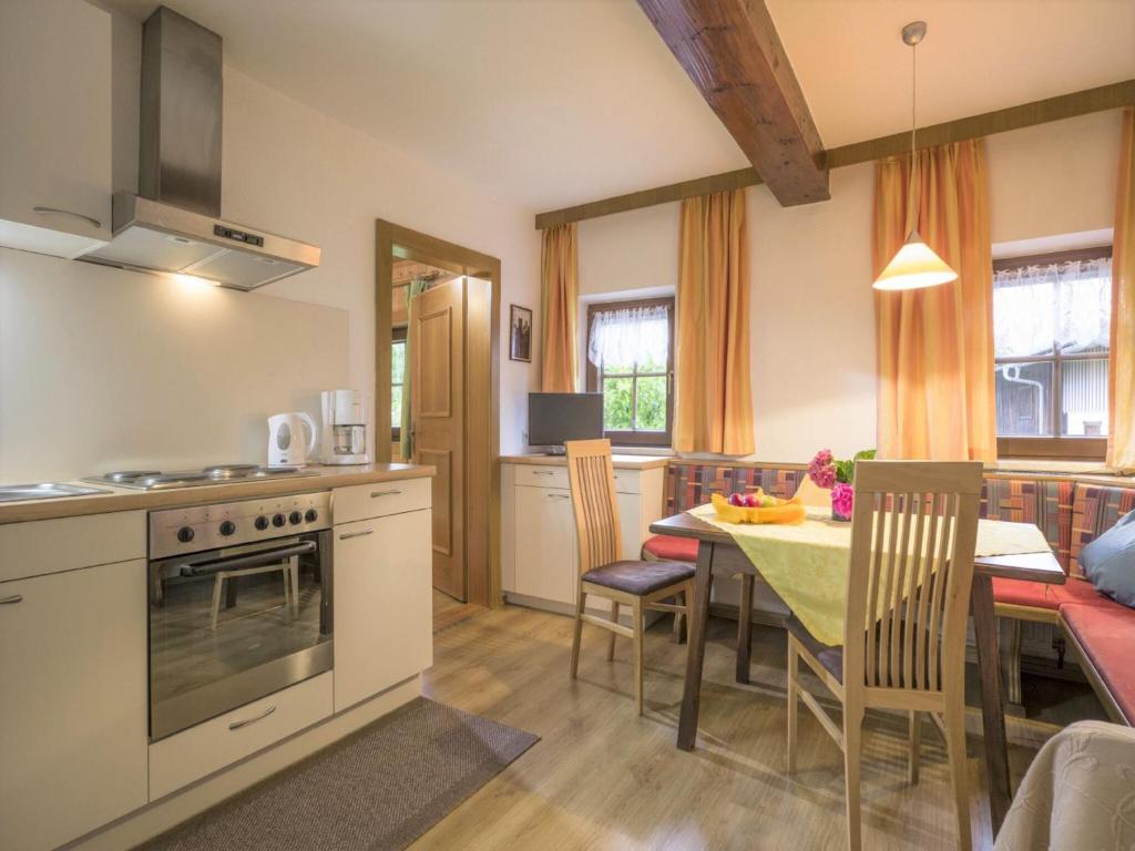 Kuchyňa alebo kuchynka v ubytovaní Apartment in Top Location in Fügen with Balcony