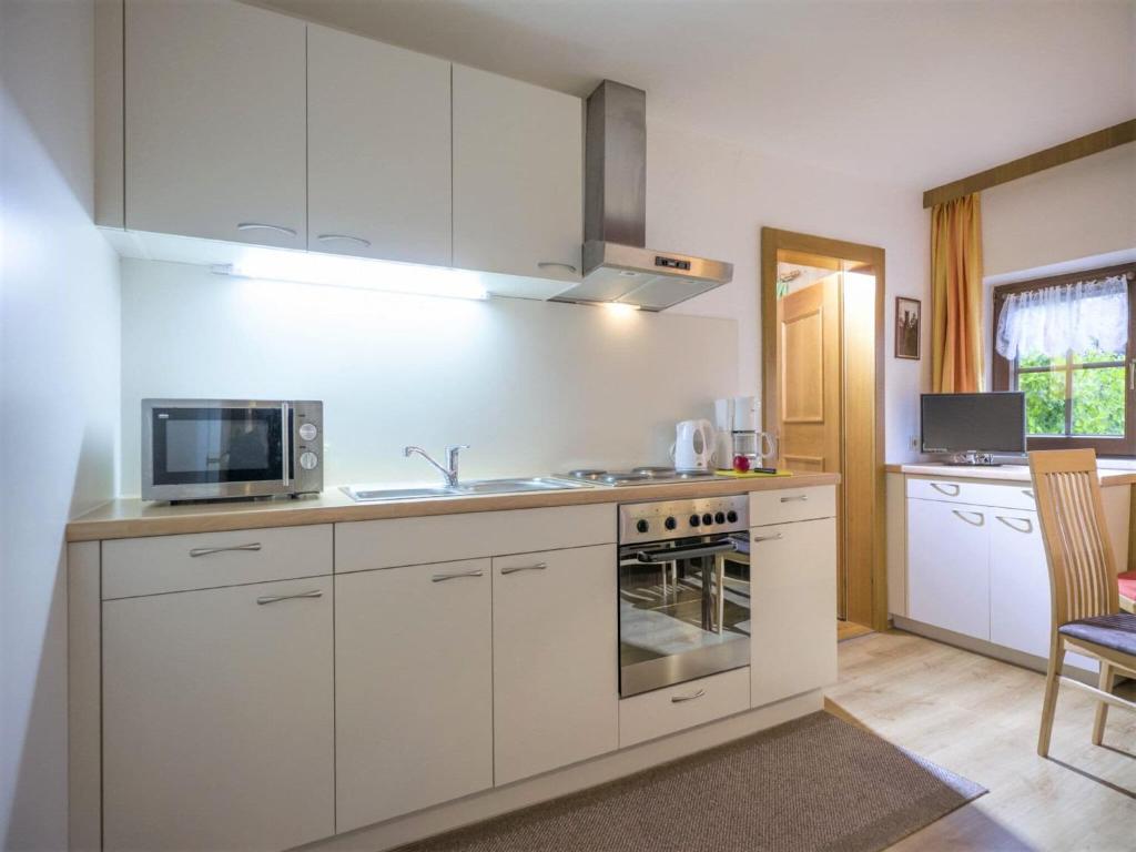 Kuchyňa alebo kuchynka v ubytovaní Apartment in Top Location in Fügen with Balcony