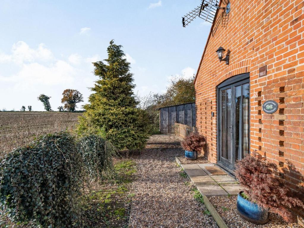 2 Brick Kiln Barns-UKC4317