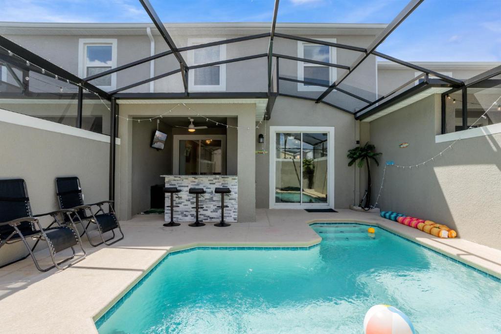 - une piscine dans une maison dans l'établissement Family Townhome at Storey Lake Min from Disney, à Kissimmee