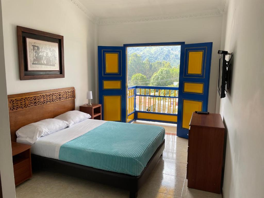 Giường trong phòng chung tại Hospedaje Camino Real a 150 MTS del centro