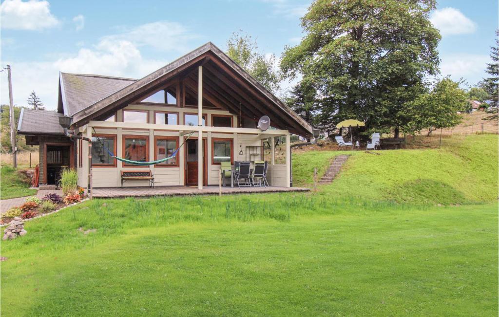 een klein huis met een groen gazon ervoor bij Chalet Bestaenderhof in Obertal