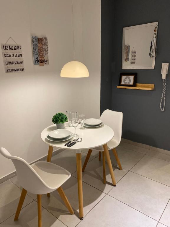 a white table and chairs in a room at Departamento sobre el Rio. in Corrientes