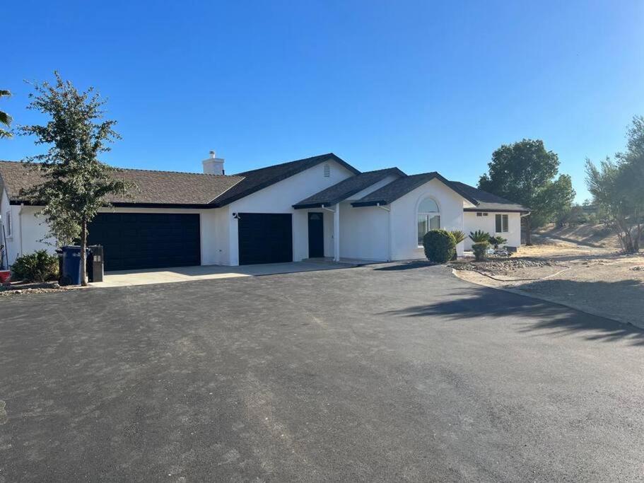 Peaceful 4 Bedroom Farm Stay at Whispering Vines - Housity