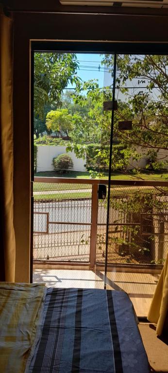 - une chambre avec une fenêtre donnant sur un jardin dans l'établissement Hospedaje San Miguel, à Luque