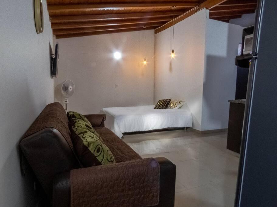 a living room with a couch and a bed at Vamos para Bello Antioquia in Bello