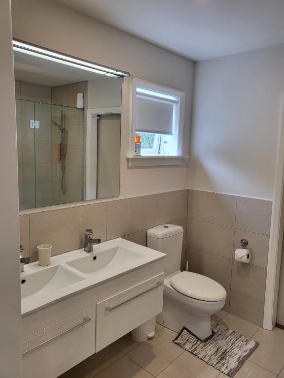 The perfect getaway for two in a large suite - Resim 8