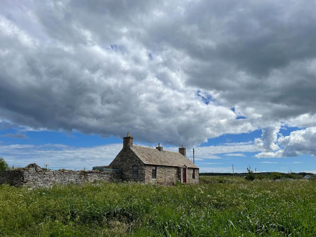 an old house in the middle of a field at Mey Bee in Mey