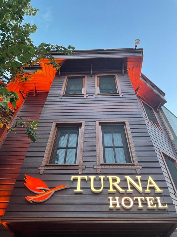 una señal de hotel en el lateral de un edificio en Turna Hotel, en Estambul
