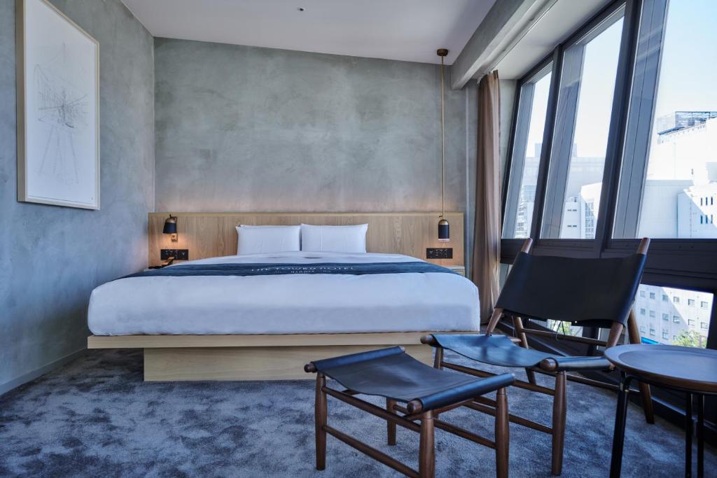Postel nebo postele na pokoji v ubytování The Tower Hotel Nagoya