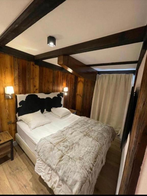 Llit o llits en una habitaci&oacute; de Luxury suite 70m2 balcon courchevel1850 parking