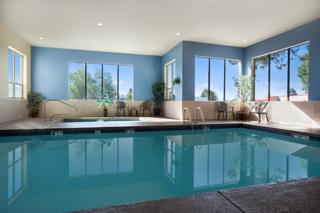 Bazén v ubytování Days Inn & Suites by Wyndham East Flagstaff nebo v jeho okolí