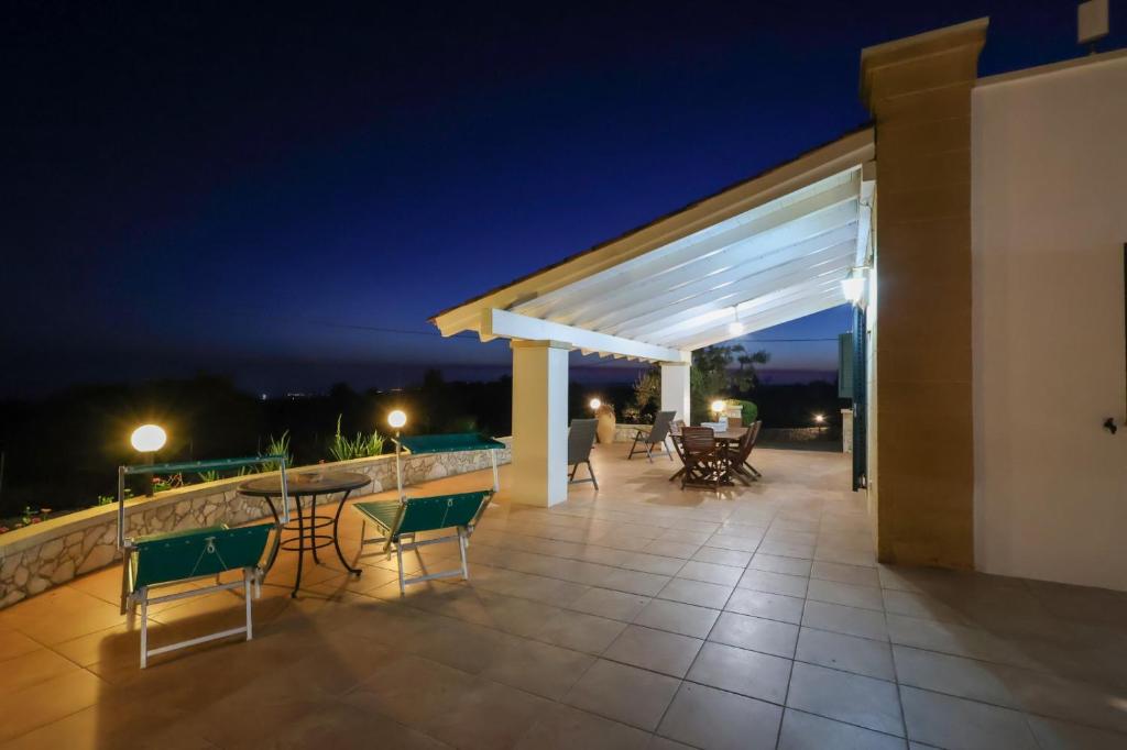 un patio con sillas y una mesa por la noche en Tenuta Ferilli, en Salve