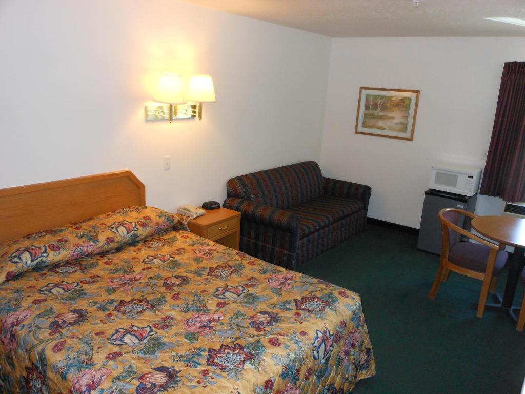 Posteľ alebo postele v izbe v ubytovaní Economy Inn & Suites