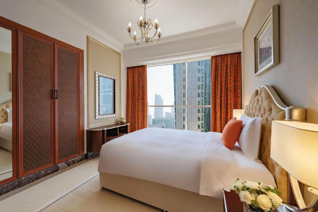 Ein Bett oder Betten in einem Zimmer der Unterkunft Dusit Hotel & Suites - Doha