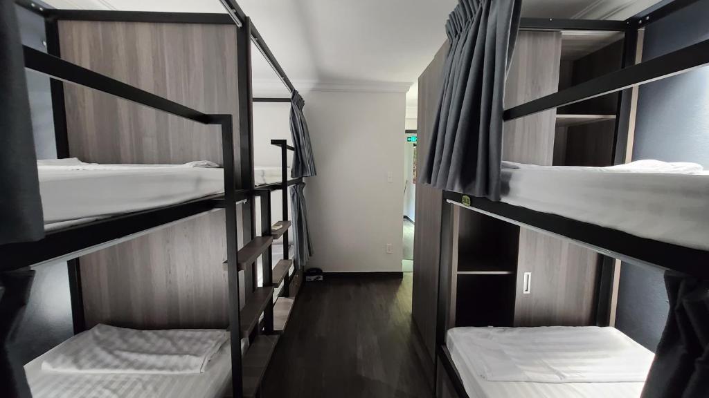 Postel nebo postele na pokoji v ubytování Hanoi Lucky Hostel