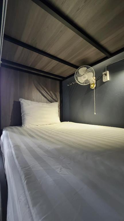 Postel nebo postele na pokoji v ubytování Hanoi Lucky Hostel