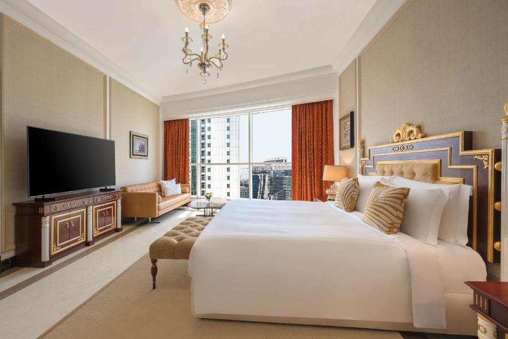 Ein Bett oder Betten in einem Zimmer der Unterkunft Dusit Hotel & Suites - Doha