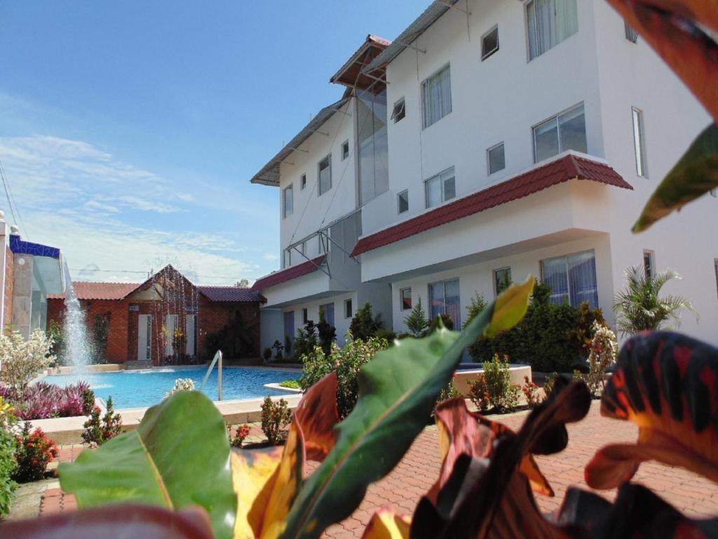 a view of a building and a swimming pool at Hotel Yurak in Archidona