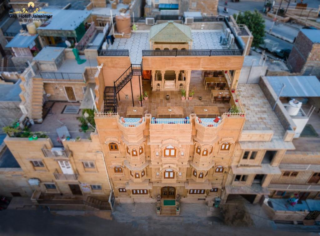 齋沙默爾的住宿－Gaji Hotel Jaisalmer，享有带庭院的大型建筑的顶部景色