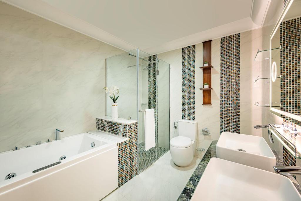 Ein Badezimmer in der Unterkunft Dusit Hotel & Suites - Doha