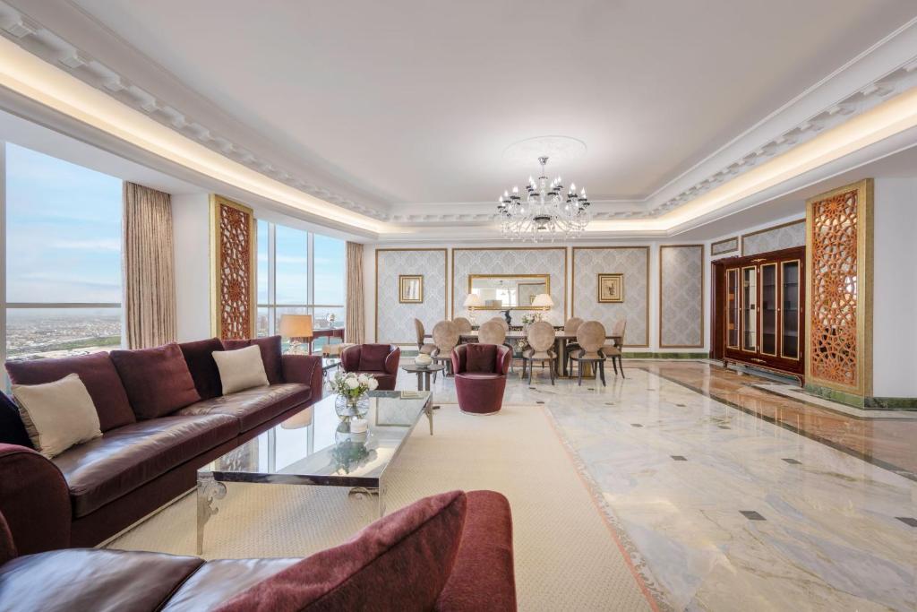 Ein Sitzbereich in der Unterkunft Dusit Hotel & Suites - Doha