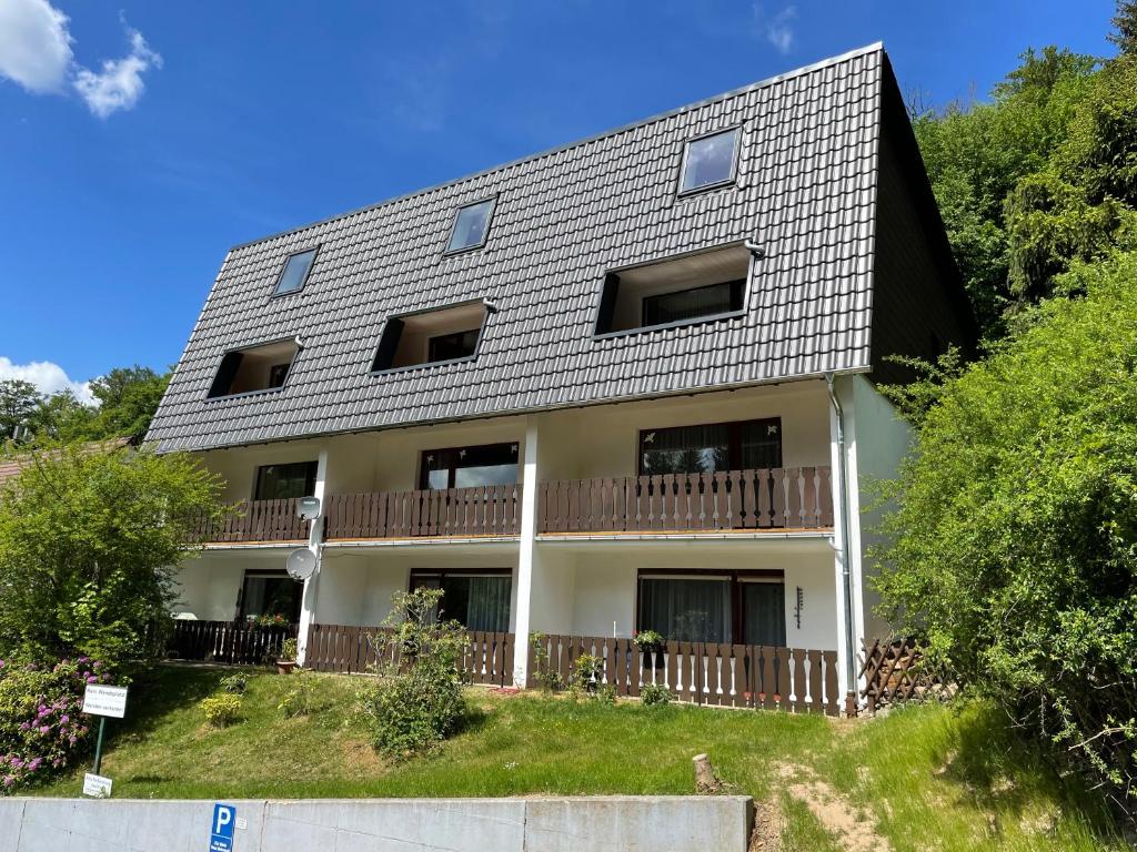 una casa con techo de gambrel en Haus Behrendt, en Zorge