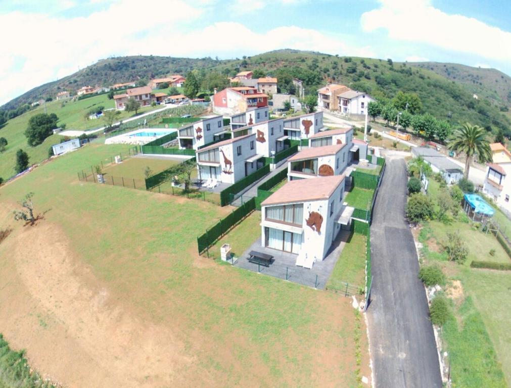 una vista aérea de una casa en un campo en Cabañas La Senda Cabárceno, en Cabárceno