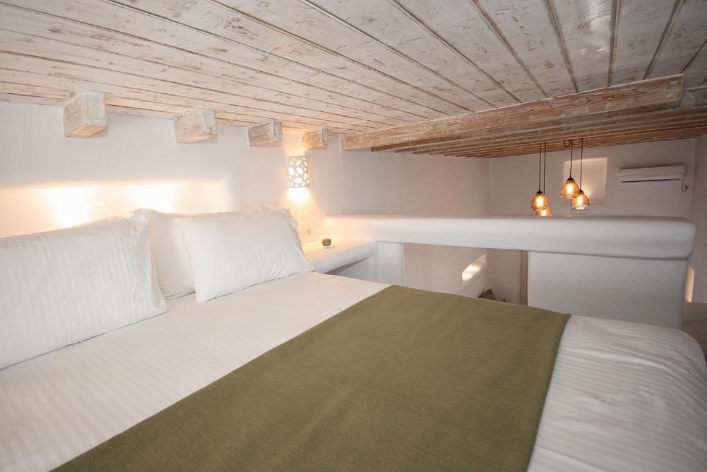 Postel nebo postele na pokoji v ubytování 5 Traditional Suites