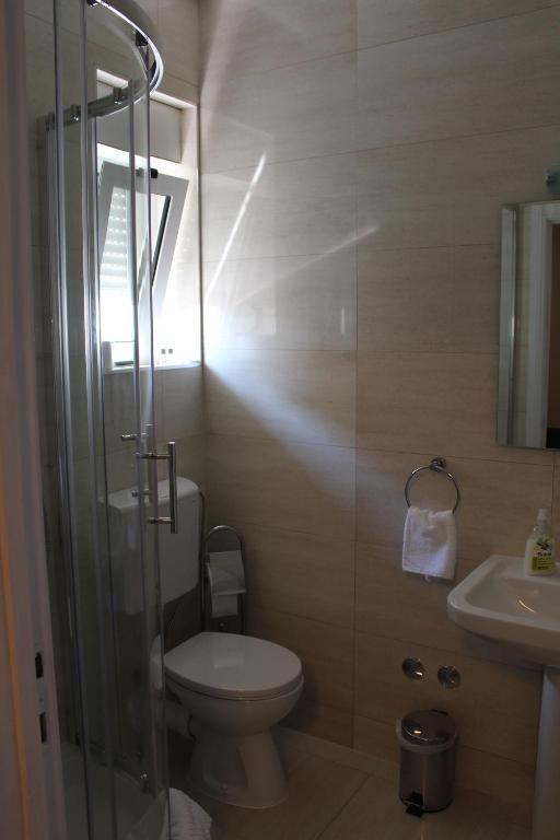 Kúpeľňa v ubytovaní Beachside Apartments Znjan
