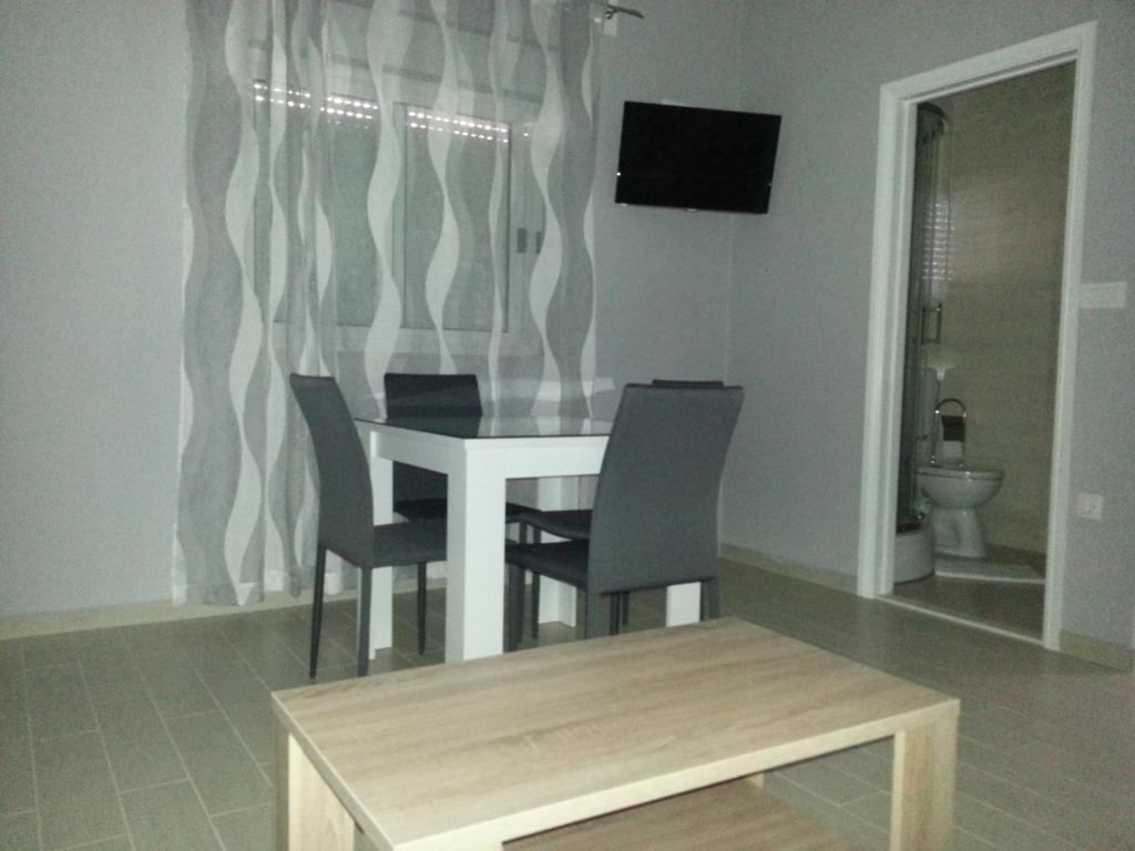 Televízia a/alebo spoločenská miestnosť v ubytovaní Beachside Apartments Znjan